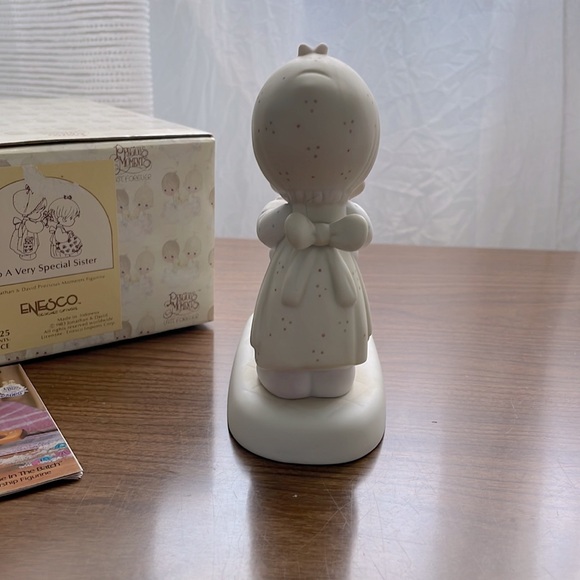 Precious Moments "To A Very Special Sister" Figurine - Picture 5 of 7